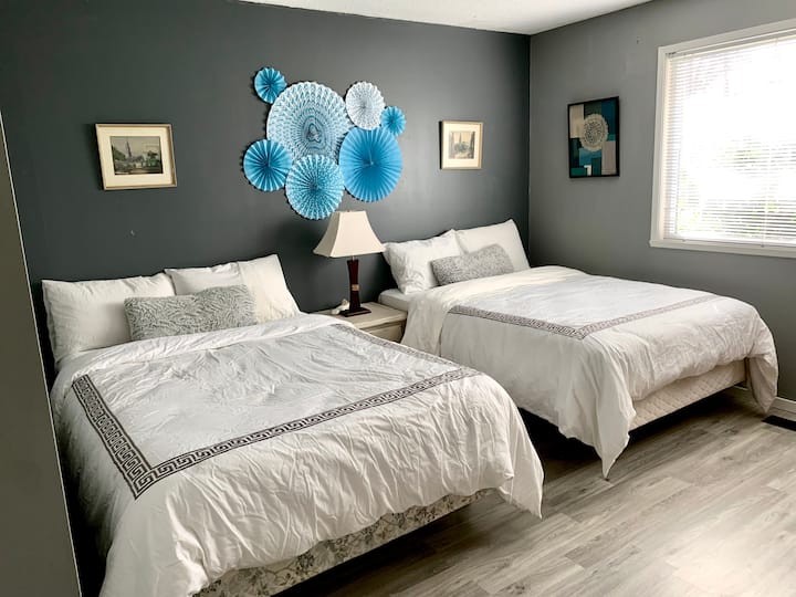 Საძინებელში არის ორი ორადგილიანი საწოლი 2-დუიმიანი მეხსიერების ქაფის ლეიბით.