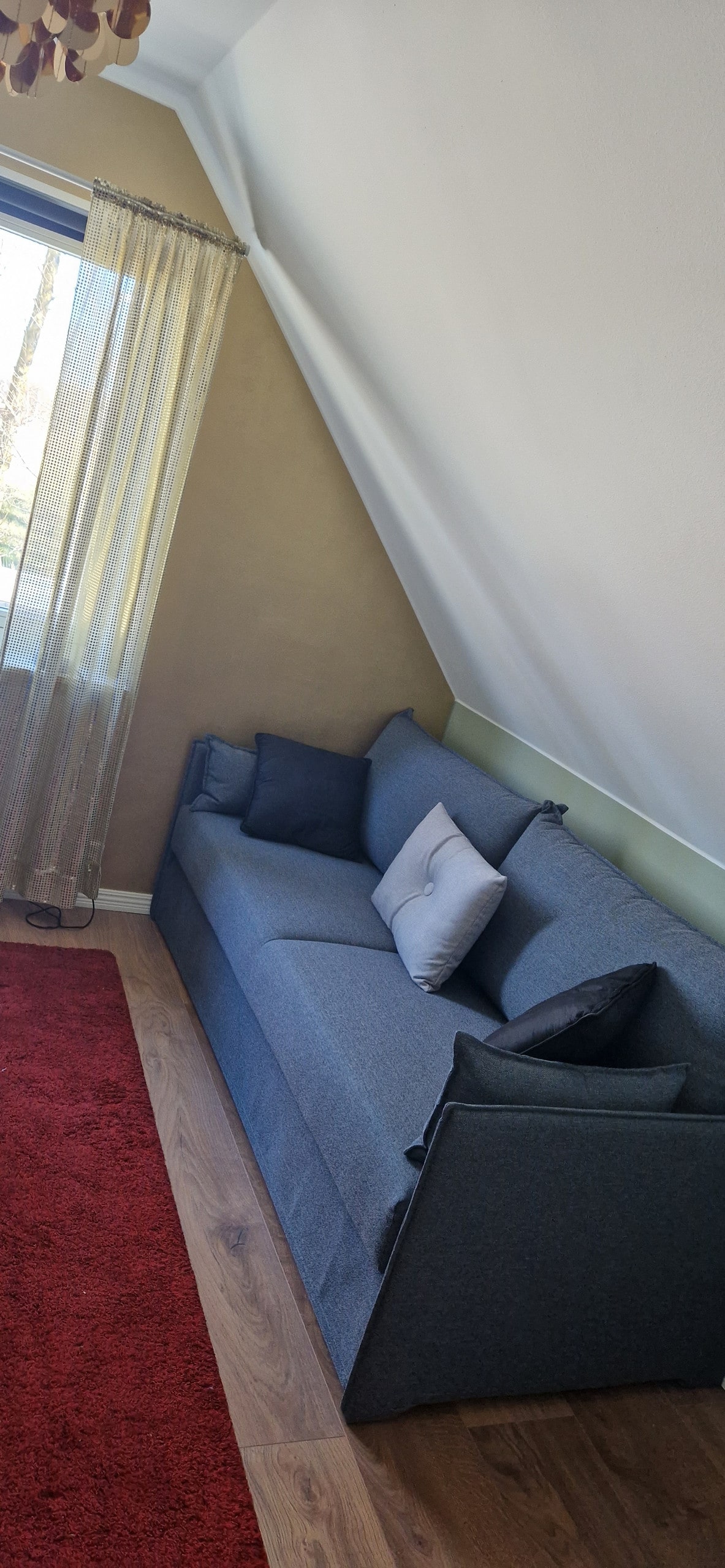 Spálňa na poschodí. Rozkladacia pohovka šírka 180 cm na spanie.