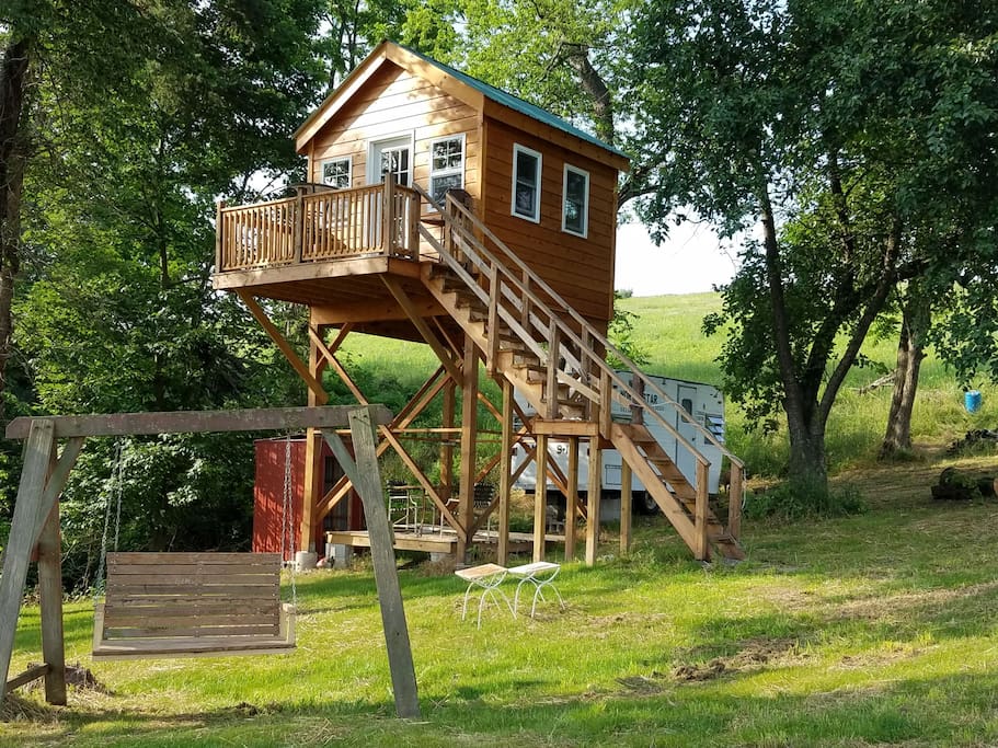 an off-the-grid treehouse in Pennsylvania