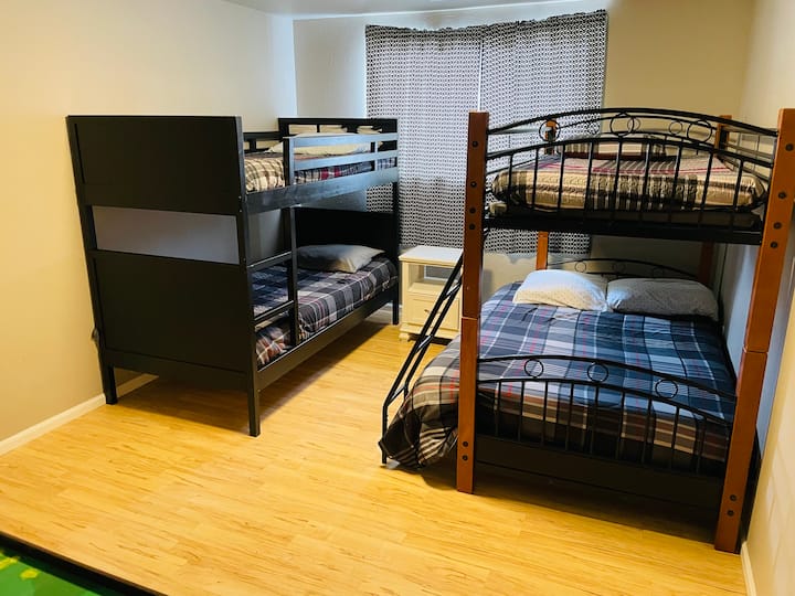 Ниво на подрум: брачен кревет (широк 125 - 149 см) и кревет (широк 125 - 149 см) над кревет (широк 125 - 149 см