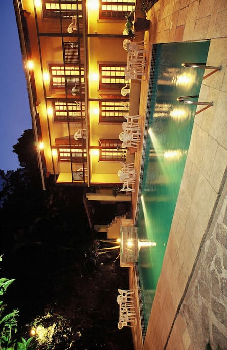 Piscina à noite