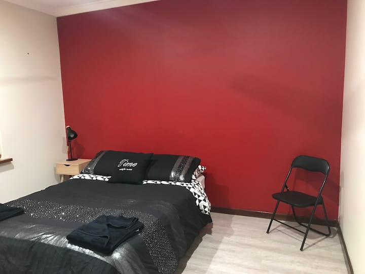 Todas las habitaciones tienen persianas bloqueadas, ventanas abiertas con seguridad y batas incorporadas. 