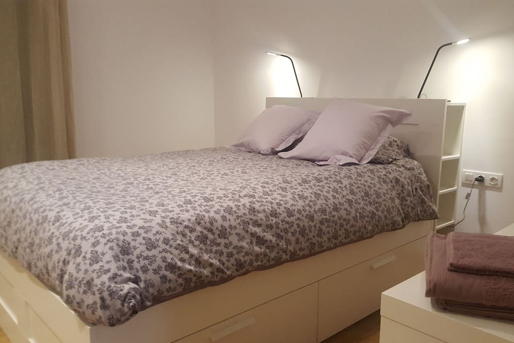 habitació principal amb llit de matrimoni