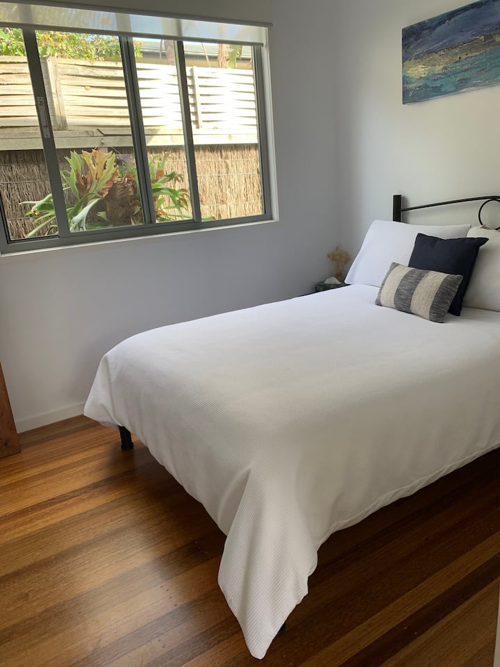 ห้องนอนเงียบสงบตื่นฟังเสียงนก