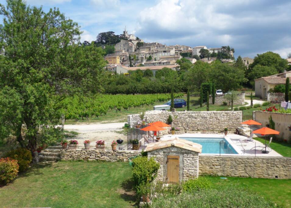 Vue depuis le gîte sur le village de Bonnieux