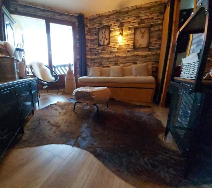 Влез  со подвижен кревет со балконска бања од десната страна и кревет 160x200