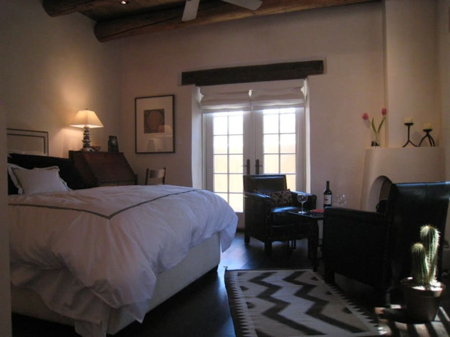 Studio bedroom & sitting area w/queen bed, TV, fireplace, ceiling fan