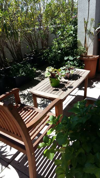 Angolo privato per gli ospiti nella bella camera confortevole e luminosa Perché non approfittarne per prendere il sole???