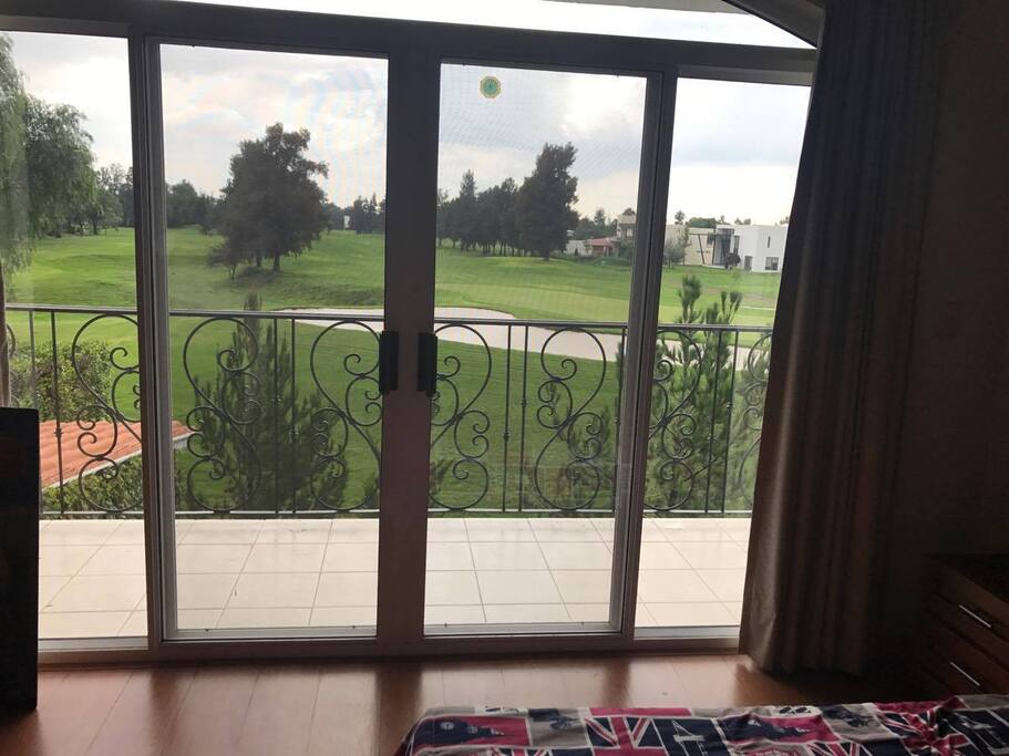 Balcón con vista hermosa al campo de golf.
Balcony with beautiful view of golf court.