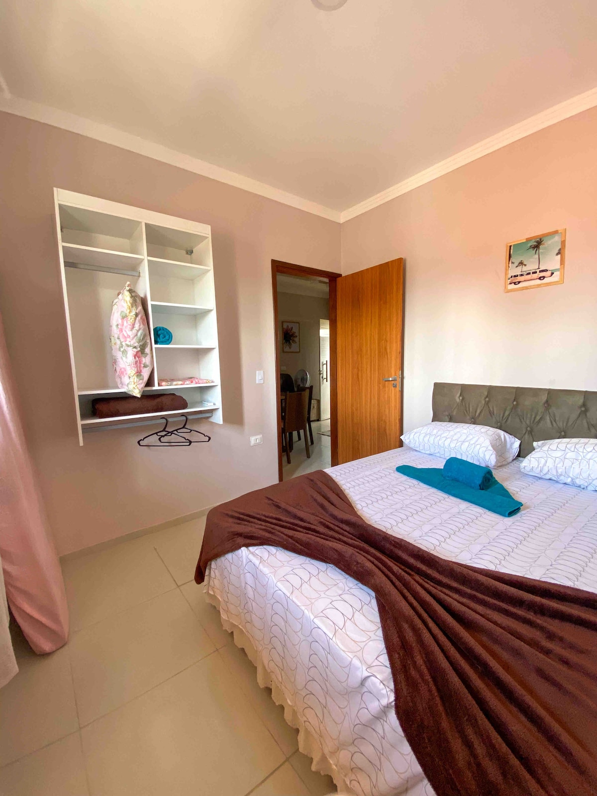 Spavaća soba 02. Bračni krevet, madrac za jednu osobu, klima-uređaj, prozor, zavjesa, ormar s vješalicama, posteljina i kupaonica