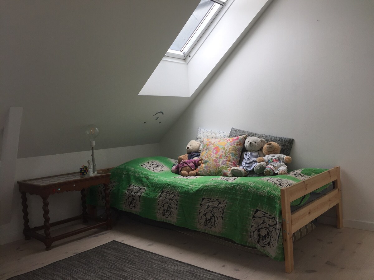 Väčšia detská izba / 90 x 200 cm posteľ