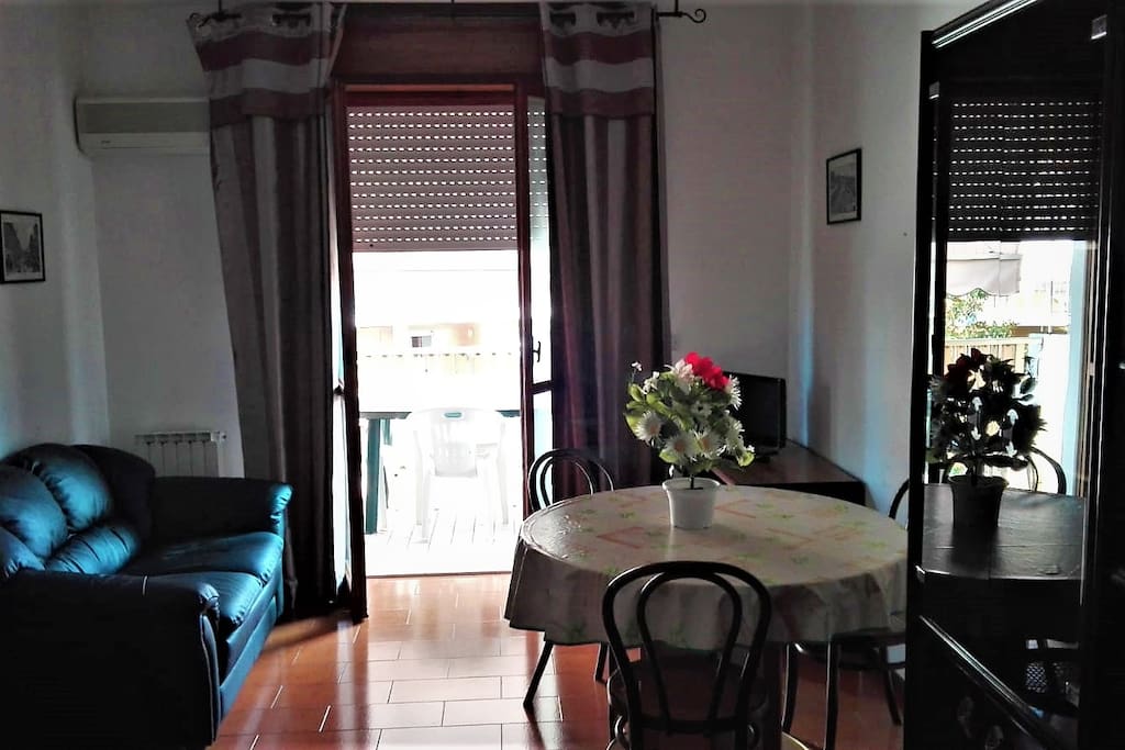 sala, accesso al balcone perimetrale e ARIA CONDIZIONATA.
