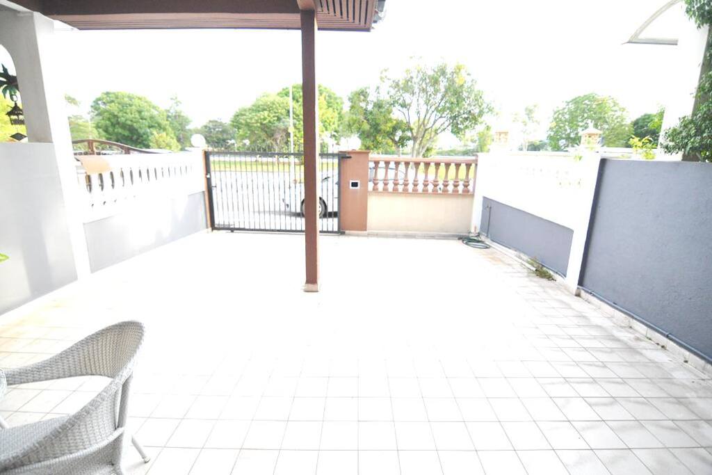 Spacious covered carporch