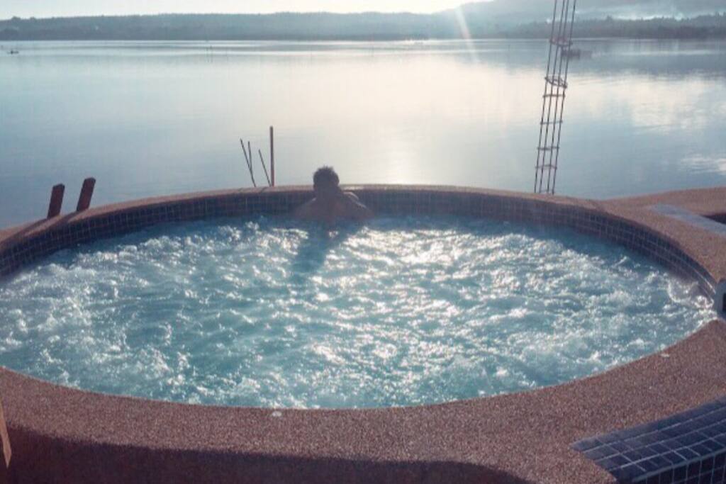 Enjoy the breath-taking view of our jacuzzi by the sea ❤️