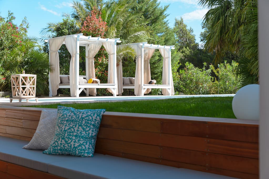 MLH, White Room bench
