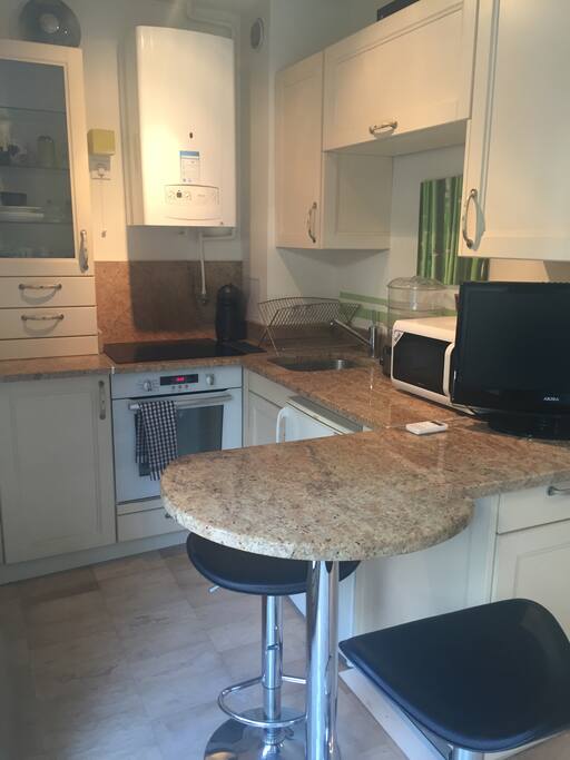 Full equipped open kitchen.