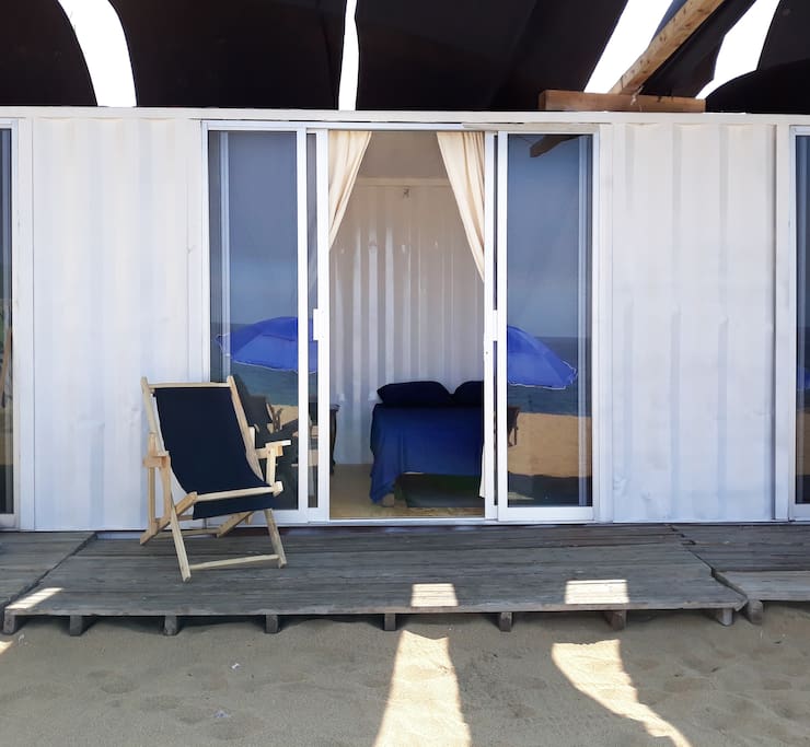 La comodidad de una habitación de hotel a un paso de la playa, disfruta del gran contacto con la naturaleza.