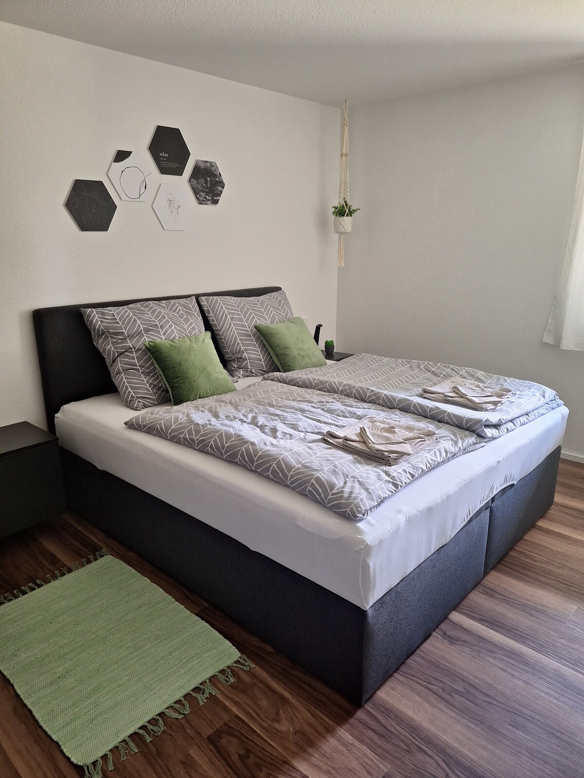 Საძინებელი ზამბარებიანი საწოლით