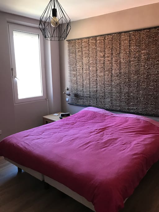 Chambre climatisée avec lit en 180 et grande penderie et TV