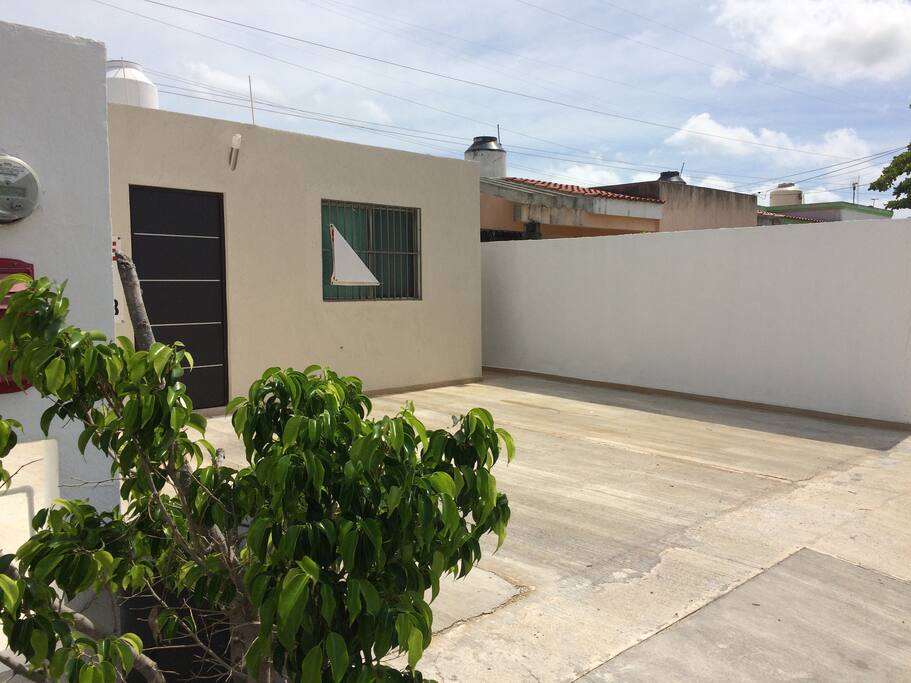 Departamento en planta baja, con estilo, equipado, cómodo, seguro y cerca de las universidades, principales zonas comerciales, Periferico, salida a Progreso y ubicado al norte de la ciudad