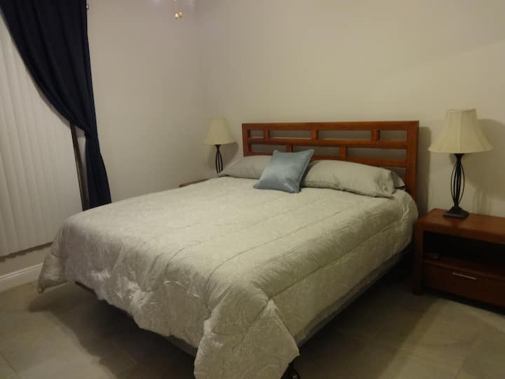 Veľká manželská posteľ v hlavnej spálni