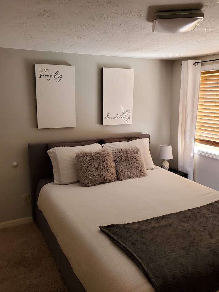 Spálňa s manželskou posteľou v suteréne.