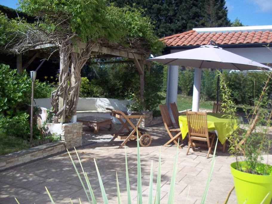 Une terrasse avec pergola