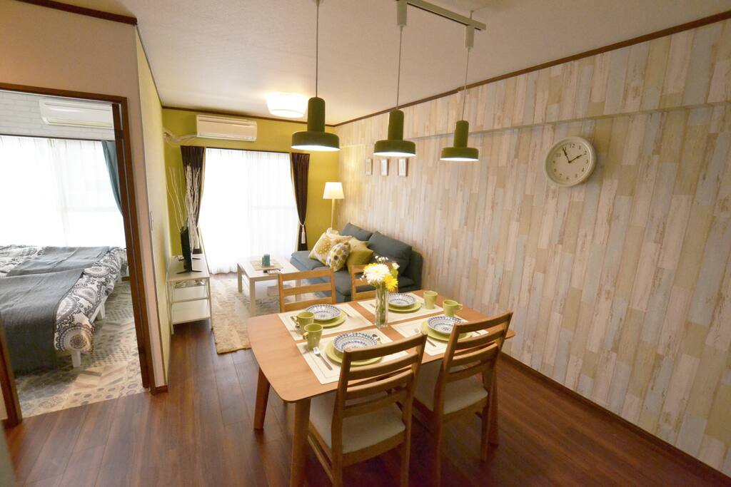 Cozy room just like newly built. The living room is wide enough even for group to use comfortably.
新築物件のようなオシャレな内装のお部屋です。
広々としたリビングルームは団体様でも快適にお過ごしいただけます。