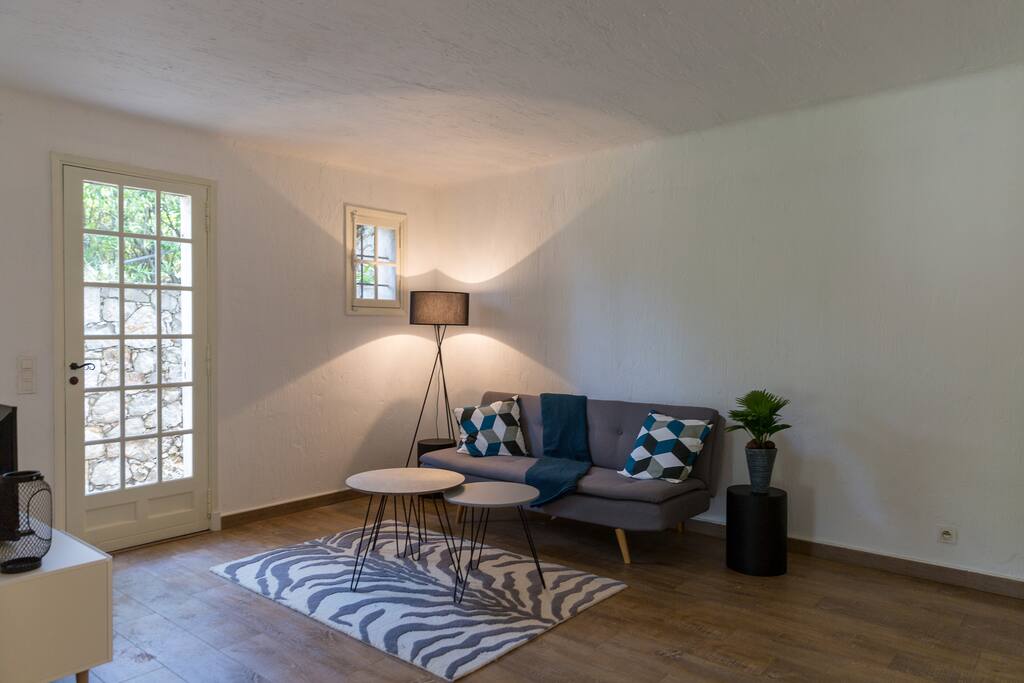 Salon avec porte fenêtre sur l'extérieur