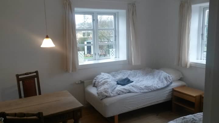 Bedroom on the first floor. Two beds, box spring mattresses, and a table, as well as a bedside table. The beds can be put together so they serve as a double bed.