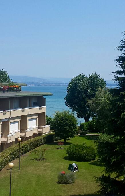 Vista lago dal balconcino anteriore. / Lake view from the front balcony.