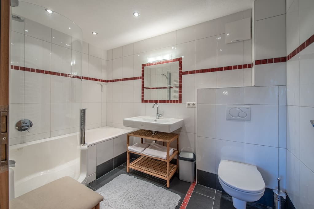 Bad mit Duschbadewanne