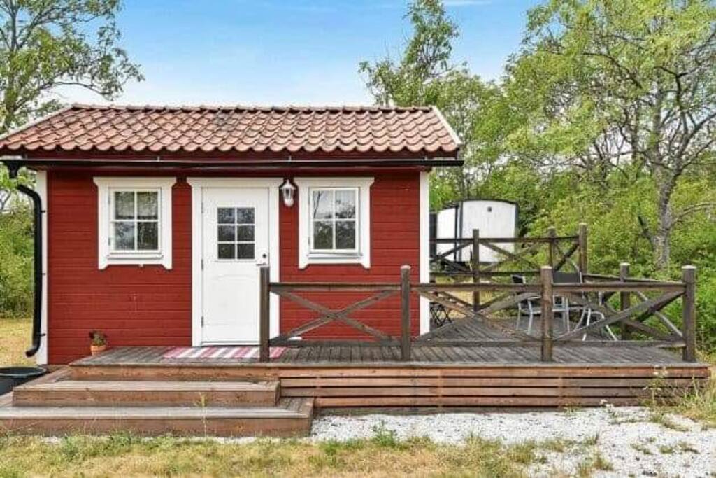 Liten röd stuga i Rute på Norra Gotland - Cabins for Rent in Gotland N,  Gotlands län, Sweden