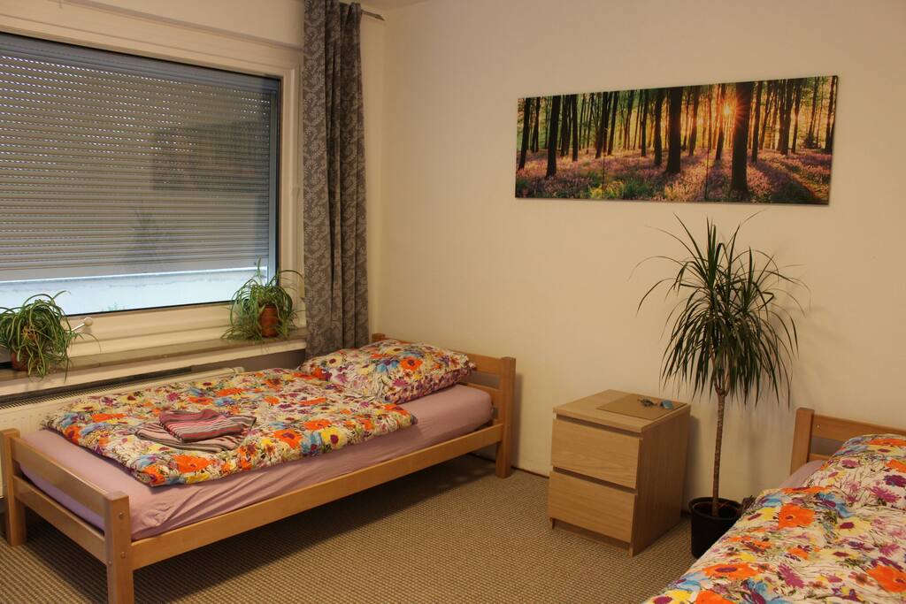Schlafzimmer 1 (mit Balkon)