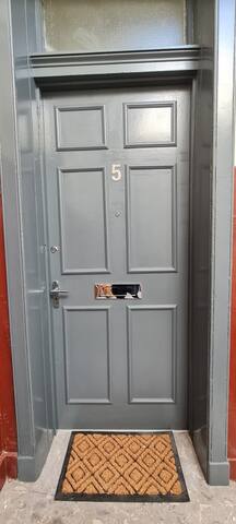 Large 4 bed (sleeps 8) Castle View – refurbished gallery image 2