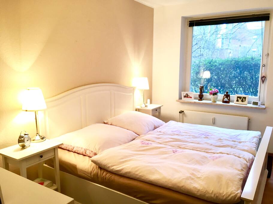Schlafzimmer mit großem Doppelbett. Ruhig zum Hinterhof gelegen.