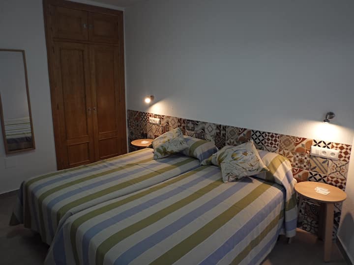 Კომფორტული საწოლები და უამრავი საგარდერობო სივრცე, მათ შორის, სეიფი 