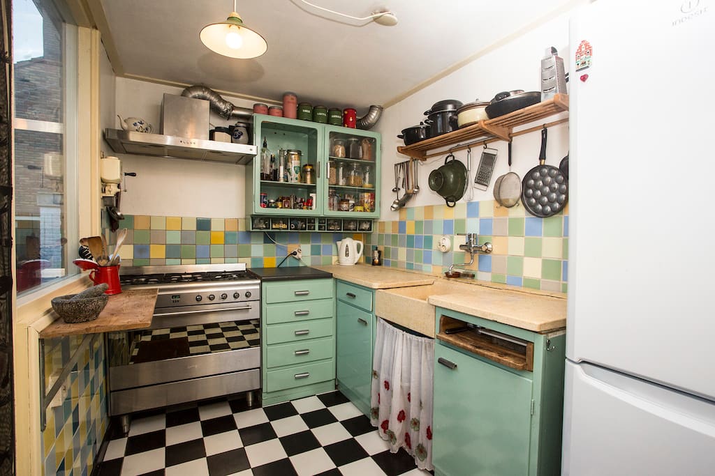 Lovely vintage, restored and heightened 1936 Piet Zwart Bruynzeel kitchen with modern 90cm gas oven/grill, fridge, microwave, floor heating. Washing machine and dryer in the barn.