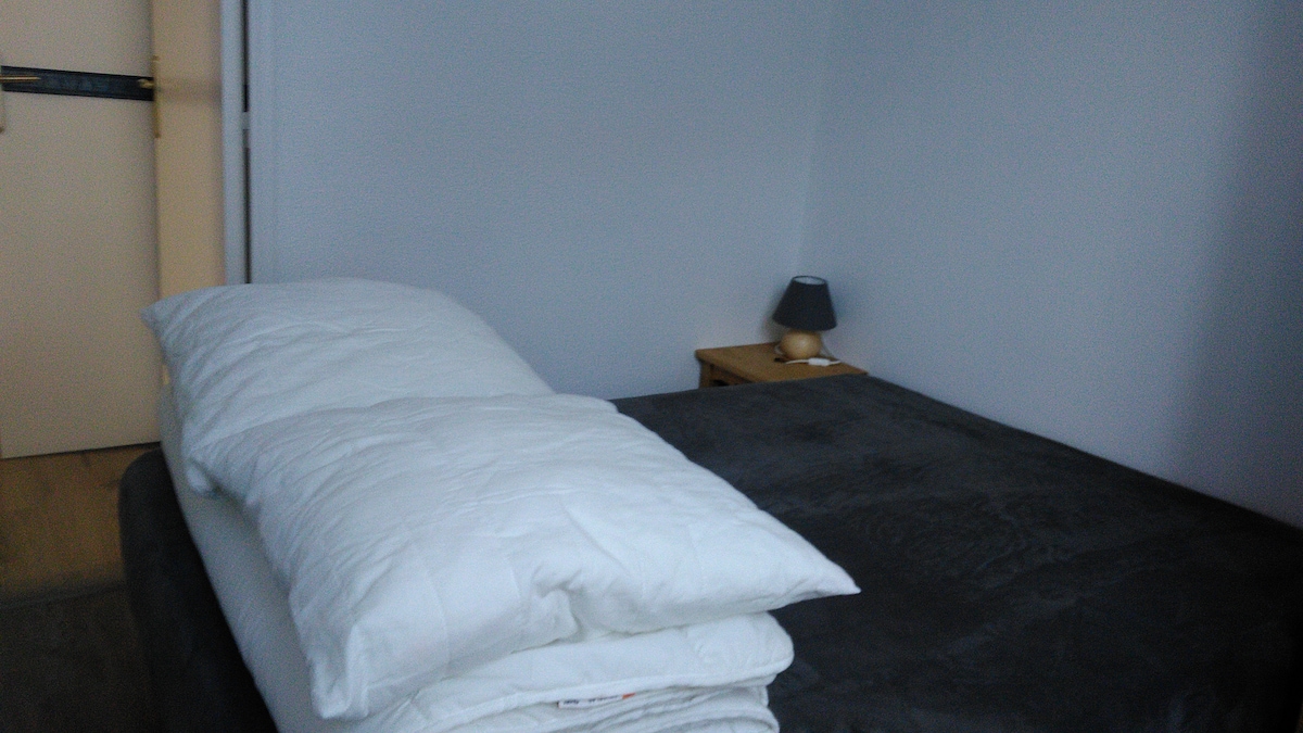 Dhoma e prindërve: Krevat 140 X 190 cm.