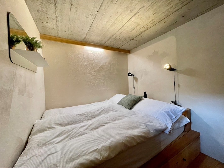 Bedroom with double bed on the lower level