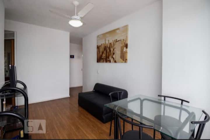 Მისაღები ოთახი გასაშლელი დივნით, მაგიდა სკამებით , მედიაკონსოლი 21'ტელევიზორით, სავარძელი და ჭერის ვენტილატორი 