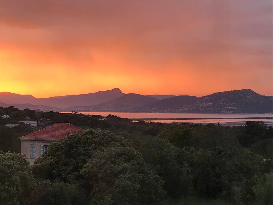 coucher de soleil vue piscine