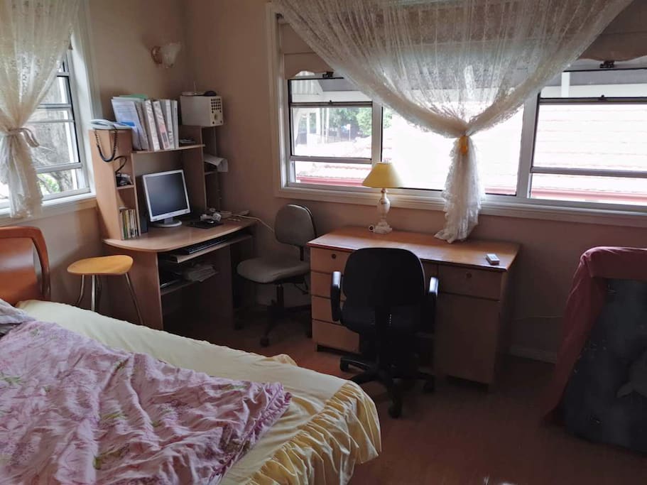 Comfortable 2 men bedroom (available over the next two weeks), 5 mins walk to downtown Parramatta