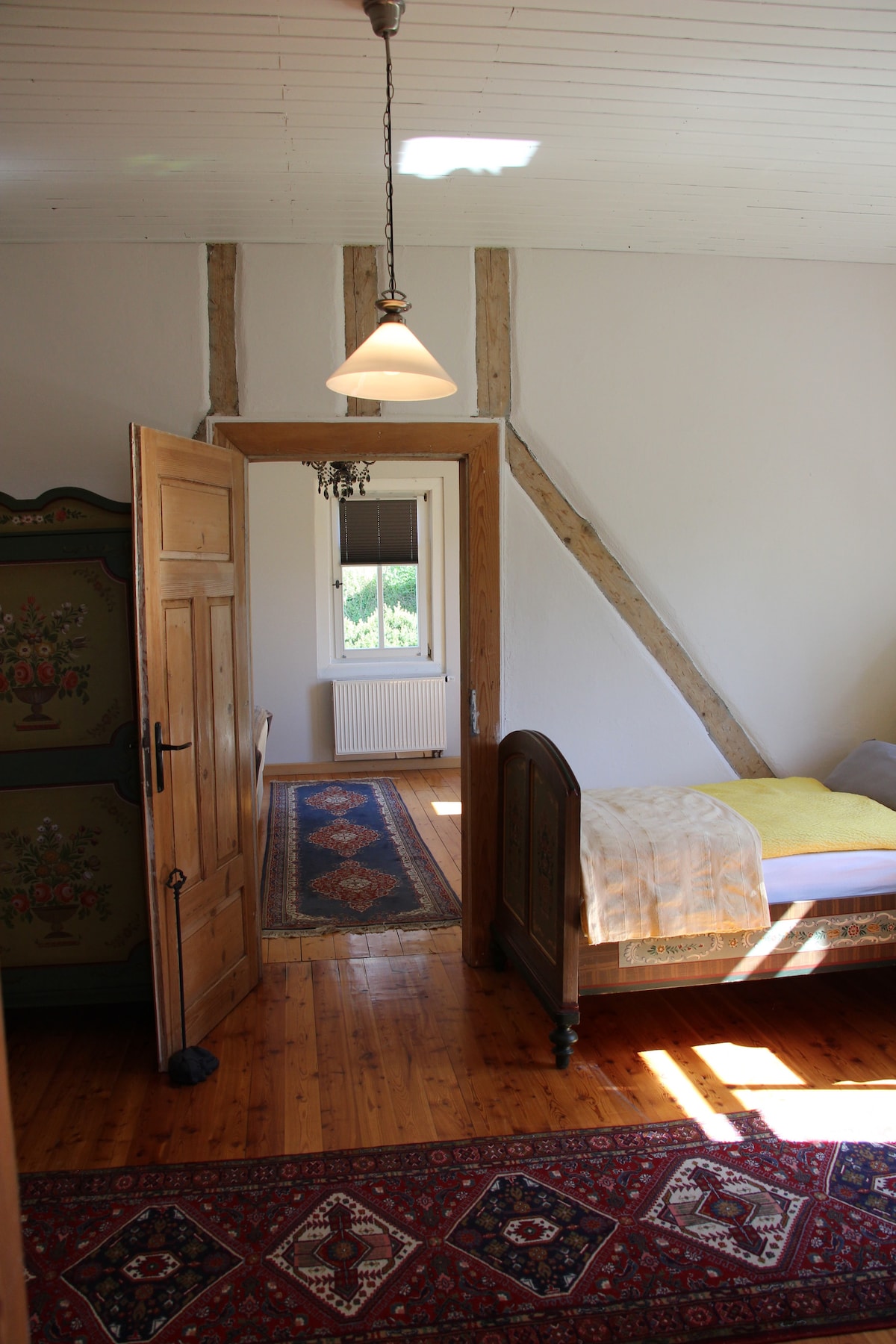 Blick vom 2. Schlafzimmer ins Hauptschlafzimmer. Bitte beachte, dass das zweite Schlafzimmer ein Durchgangszimmer zum Hauptschlafzimmer ist.  