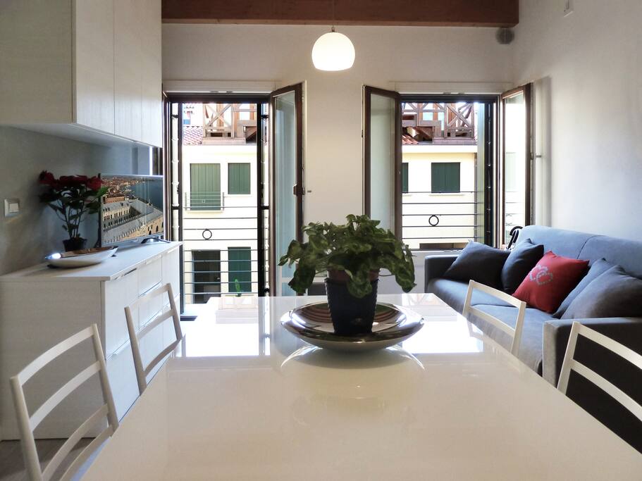 Lounge with dining table