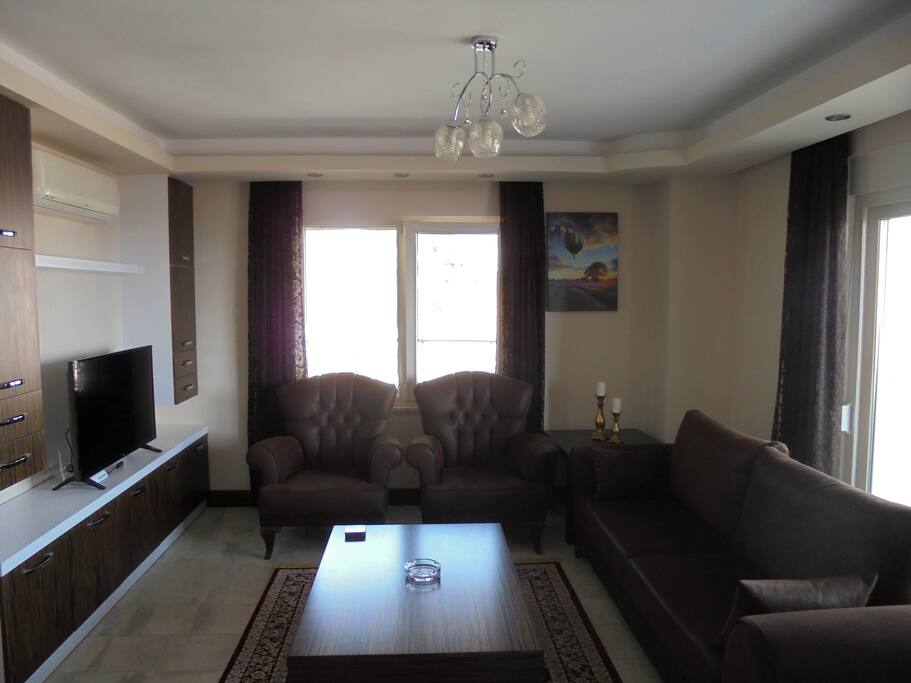 Woonkamer met Smart TV en IPTV box