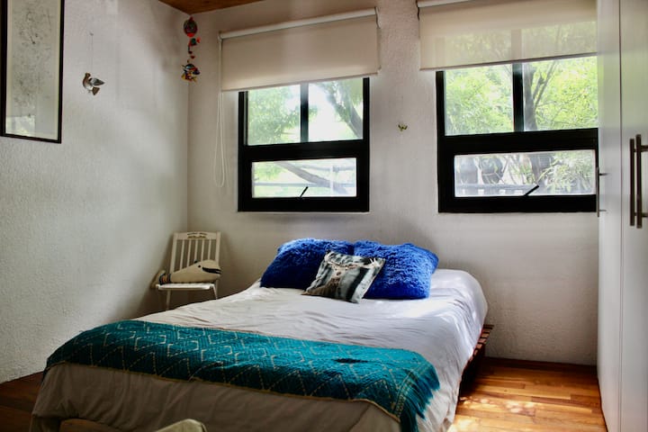 Recamara con cama marrimonial/Bedroom with a double bed.