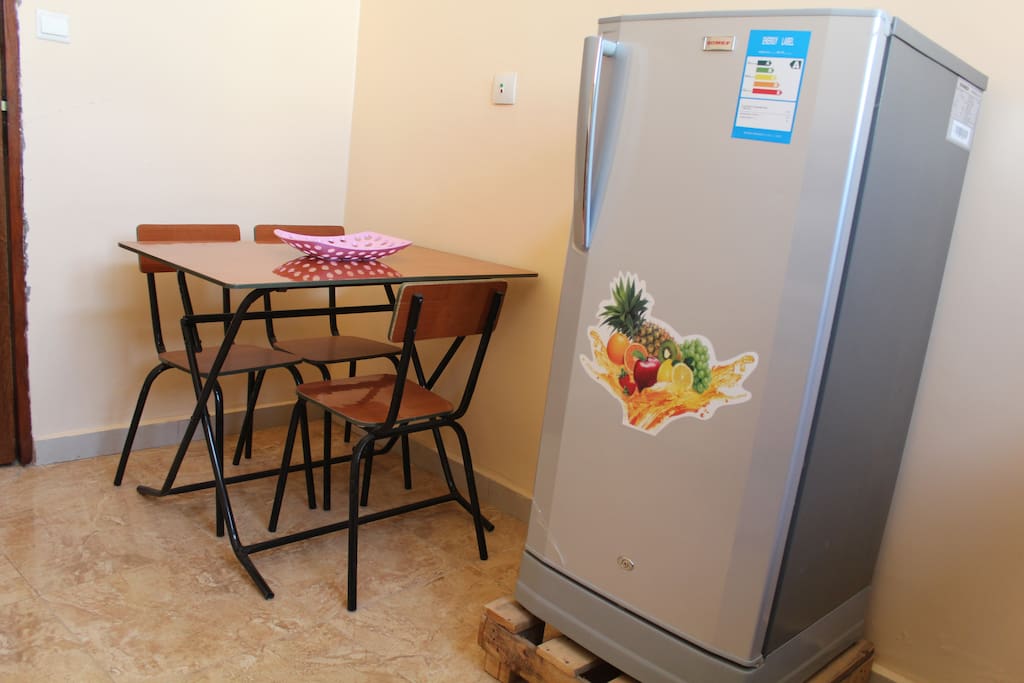 petit coin repas avec frigo