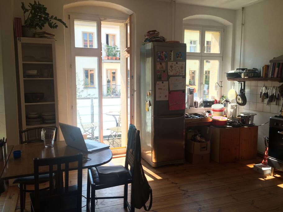 Wohnküche mit Essplatz/kitchen with table/cocina con mesa