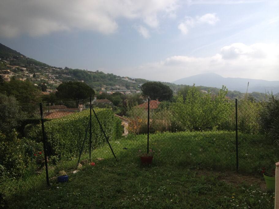 vue dégagée du jardin